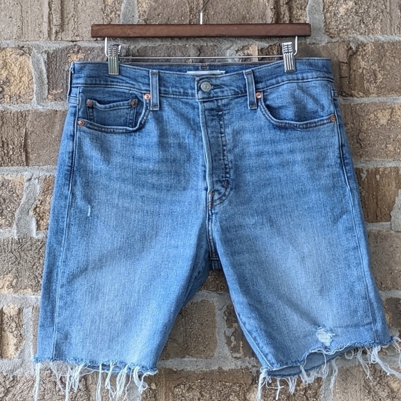 Levi's Wedgie Skinny Jean Cutoff Bermuda Shorts Size 32 Light Wash Button Fly - Picture 1 of 10
